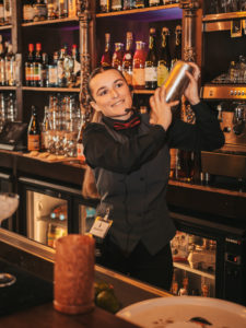 Réalisation du cocktail à base d'eau de vie de cidre de Bretagne AOC